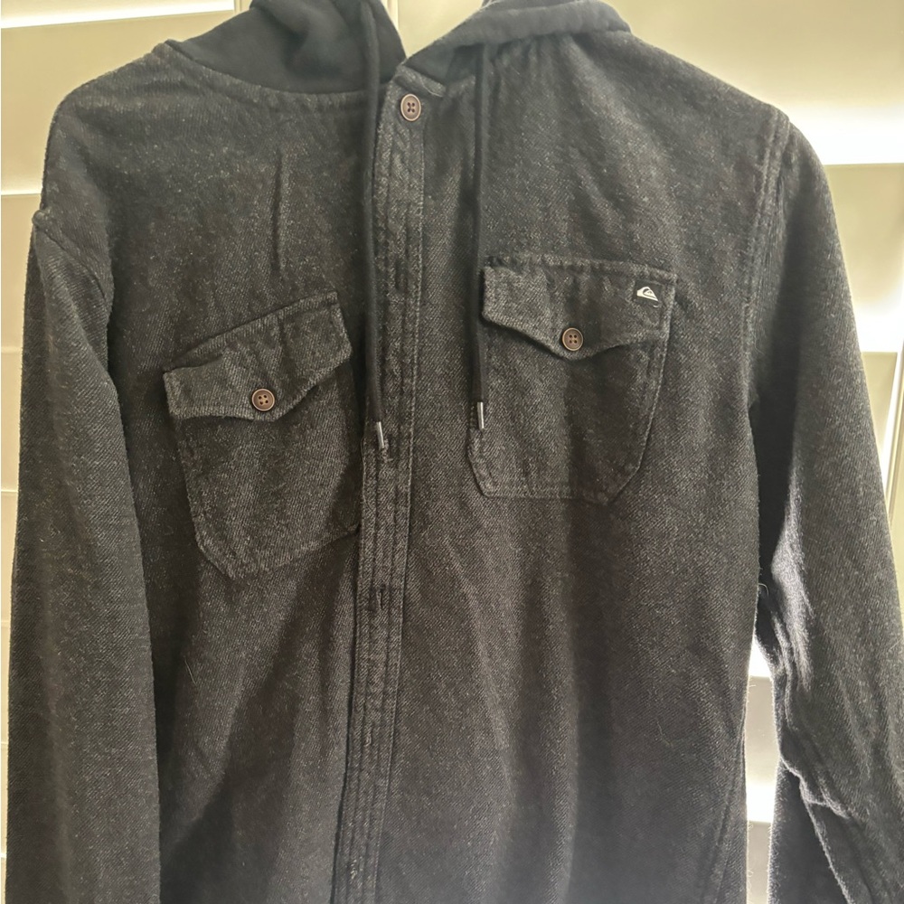 NWOT young men’s Quicksilver shirt with hood